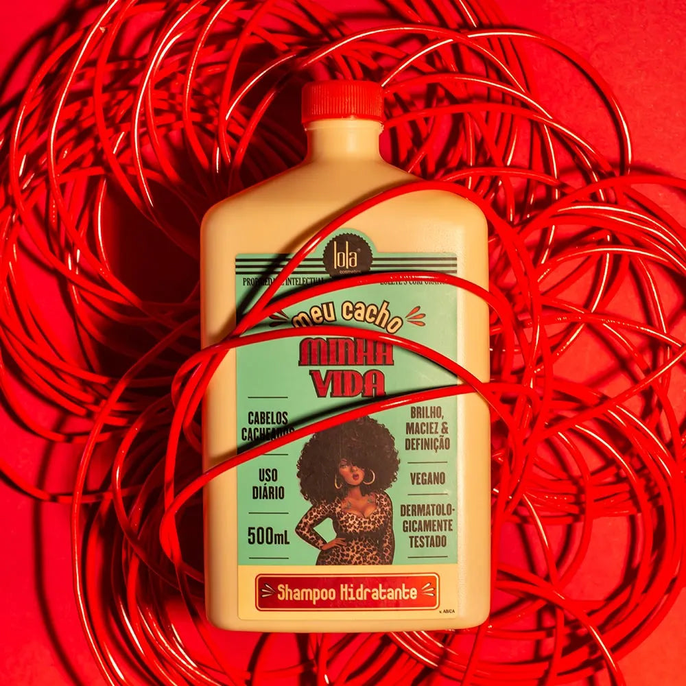 Lola Meu Cacho Minha Vida Moisturizing Shampoo 500ml surrounded by red cables on a red background, highlights curl care.
